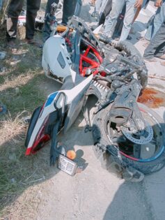 💥 बेरी पड़ाव में भीषण सड़क हादसा — एवरग्रीन स्कूल के सामने बीएमडब्ल्यू और डंपर की टक्कर, दो घायल