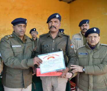 470 नशीले इंजेक्शन बरामद करने वाले सिपाही मनीष कुमार को एसएसपी नैनीताल ने किया सम्मानित